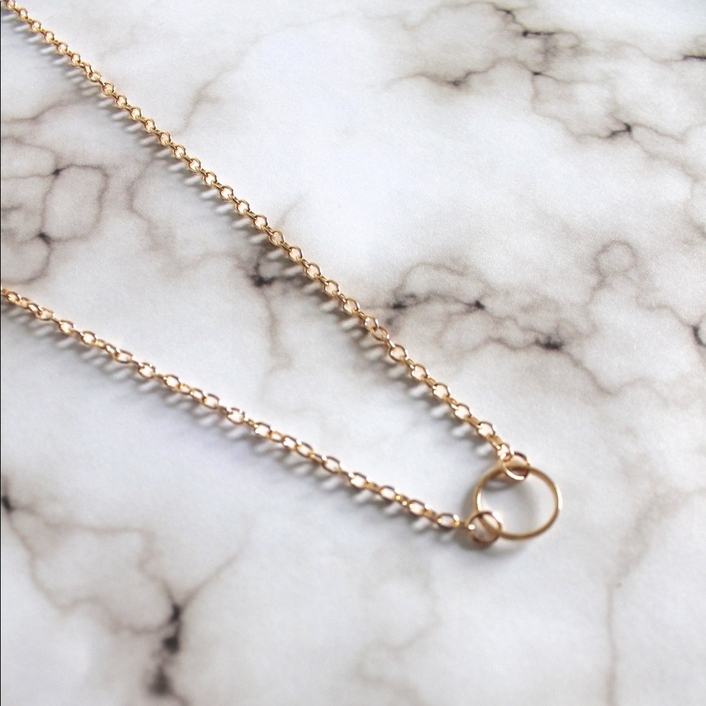Dainty Gold Circle Pendant Necklace - Picture 2 of 3